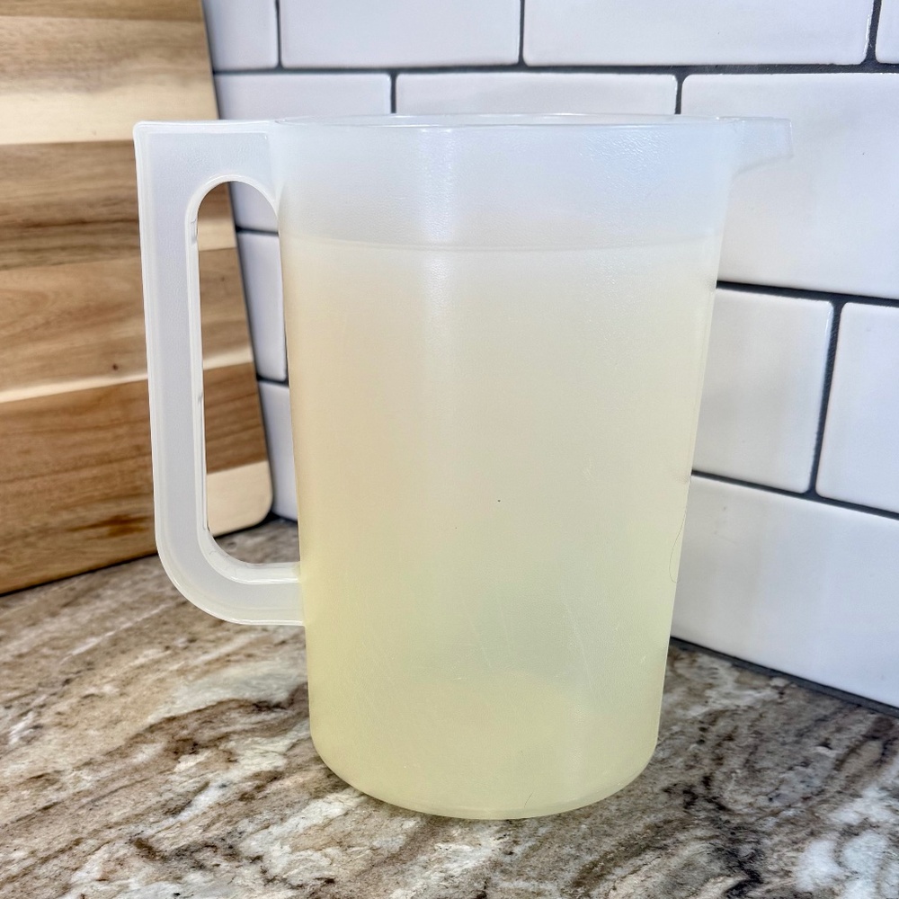 Vintage Tupperware 2 Qt Sheer Pitcher #1676-3 with Baby Blue Push-Button Lid - Picture 8 of 10
